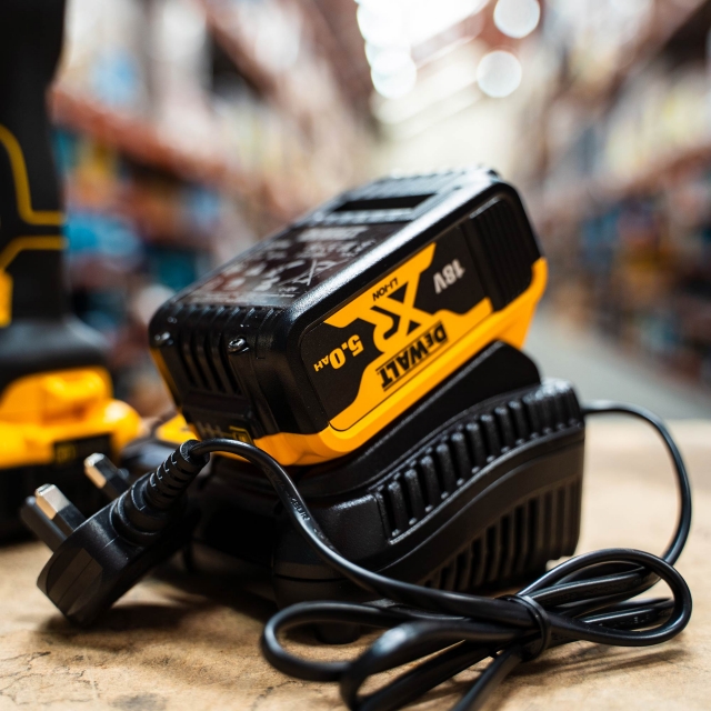 DEWALT DEWALT DCS356P2 18v Brushless 3-Speed Multi-Tool 2x5ah batteries