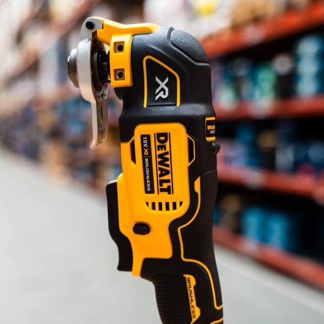 DEWALT DEWALT DCS356P2 18v Brushless 3-Speed Multi-Tool 2x5ah batteries