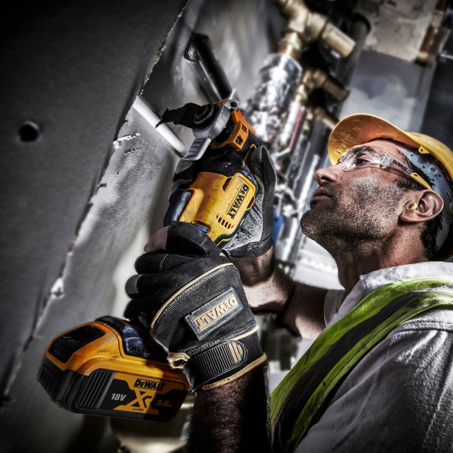 DEWALT DEWALT DCS356P2 18v Brushless 3-Speed Multi-Tool 2x5ah batteries