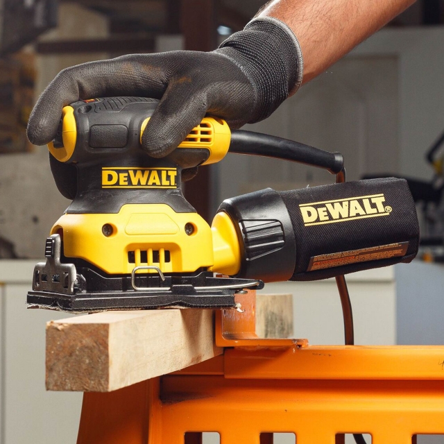 DEWALT DEWALT DWE6411 240v 1/4 Sheet Sander