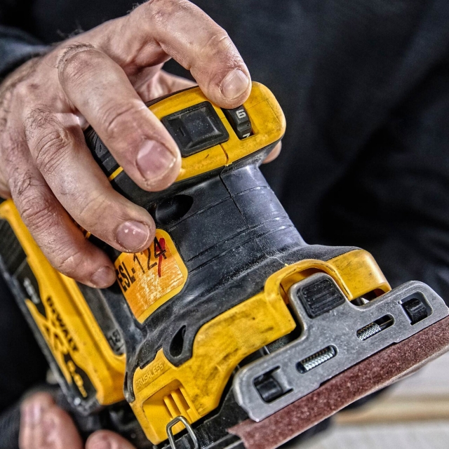 DEWALT DEWALT DCW200N 18v Brushless 1/4 Sheet Sander BODY ONLY