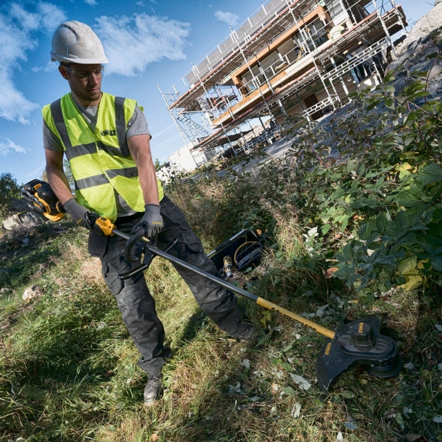 DEWALT DEWALT DCM571X1 54v XR Flexvolt Brushcutter with 1x9ah Battery