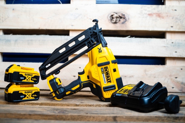 DEWALT DEWALT DCN660P2 18v Brushless 2nd Fix Nailer with 2x5ah Li-ion batteries