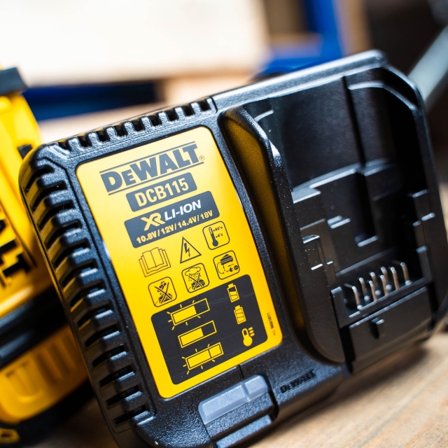 DEWALT DEWALT DCN660P2 18v Brushless 2nd Fix Nailer with 2x5ah Li-ion batteries