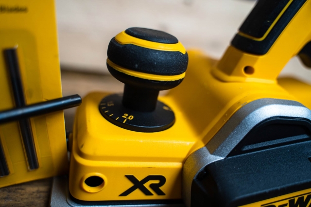 DEWALT DEWALT DCP580N 18v XR Brushless Planer BODY ONLY