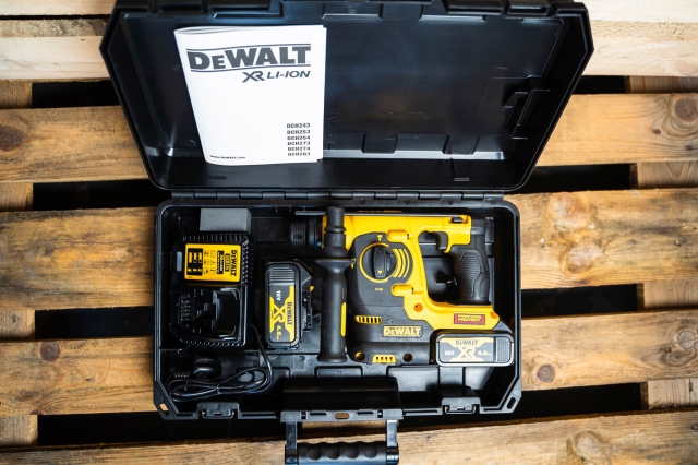 DEWALT DEWALT DCH253M2 18v SDS Plus Hammer Drill with 2x4ah Batteries