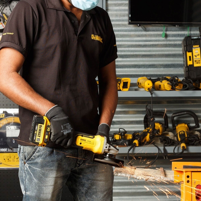 DEWALT DEWALT DCG405N 18V XR Brushless 125mm Angle Grinder BODY ONLY