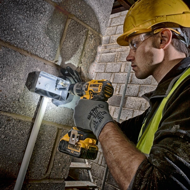 DEWALT DEWALT DCD796M2 18v Brushless Combi Drill with 2x4ah Batteries