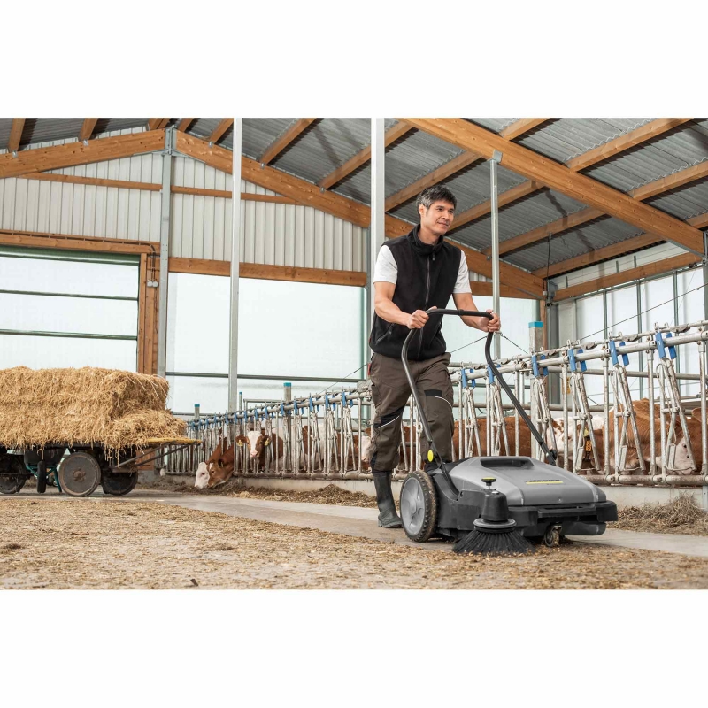 KARCHER KARCHER KM70/20C Indoor/Outdoor Push Sweeper