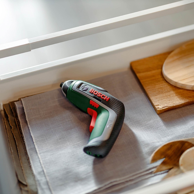 BOSCH BOSCH IXO7 3.6v Screwdriver plus Mini Level Set