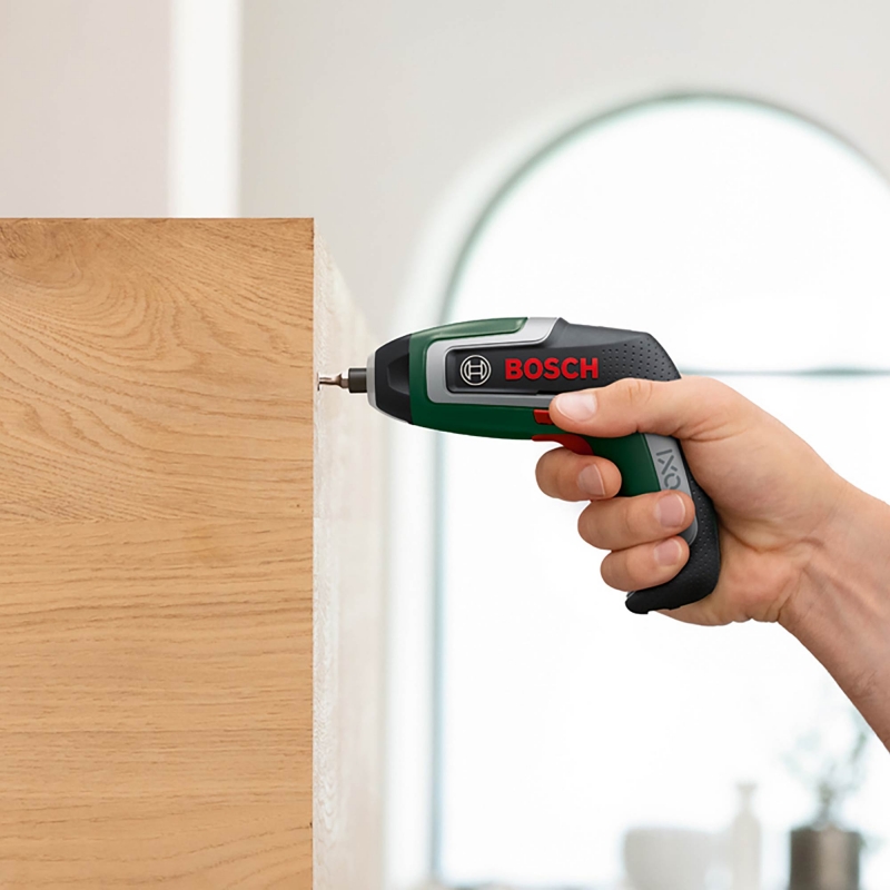 BOSCH BOSCH IXO7 3.6v Screwdriver plus Mini Level Set