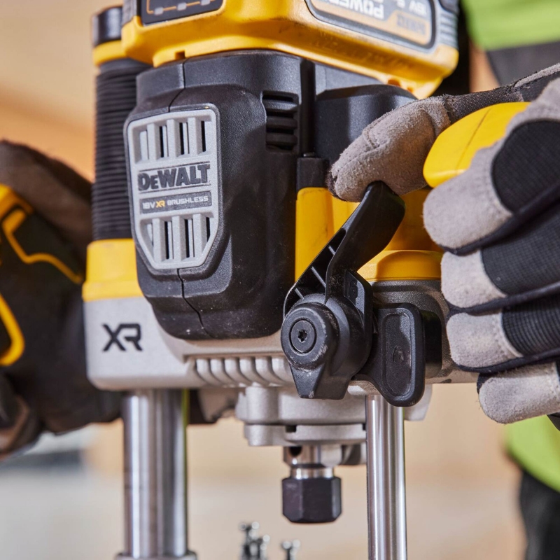 DEWALT DEWALT DCW620NT 18v Brushless 12mm Router BODY ONLY with Tstak Case
