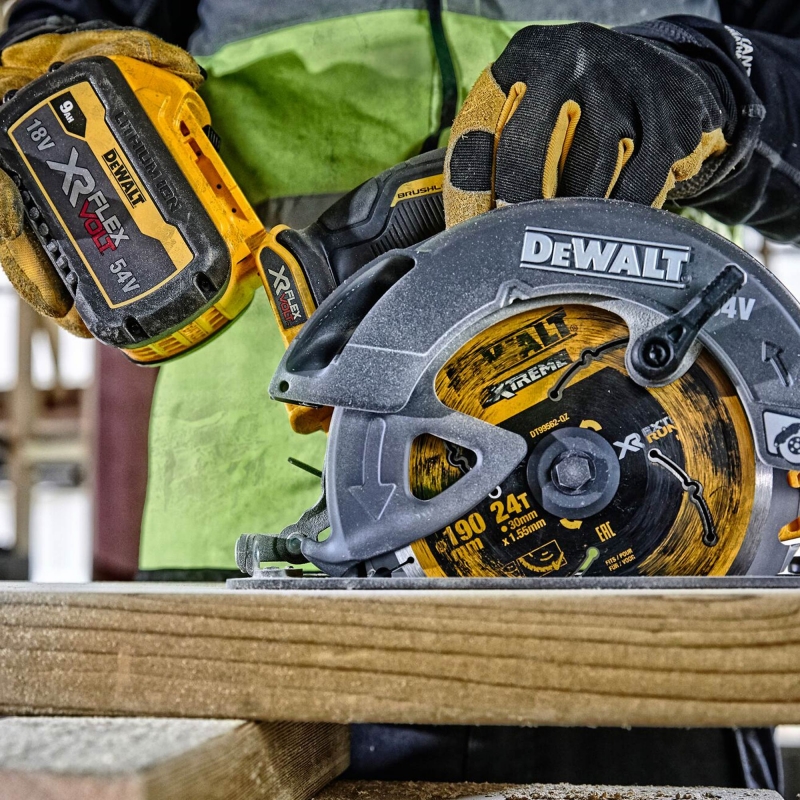 DEWALT DEWALT DCS578X2 54v Flexvolt Brushless Circular Saw with 2x9ah Batteriies