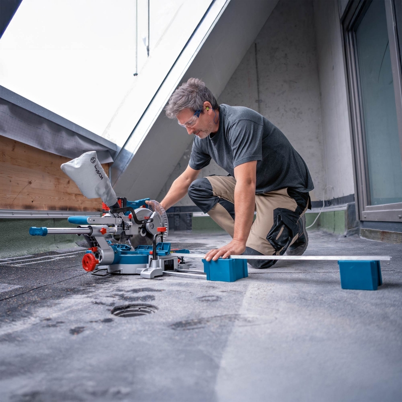 BOSCH BOSCH GCM18V-216D 18v Brushless 216mm Mitre Saw BODY ONLY