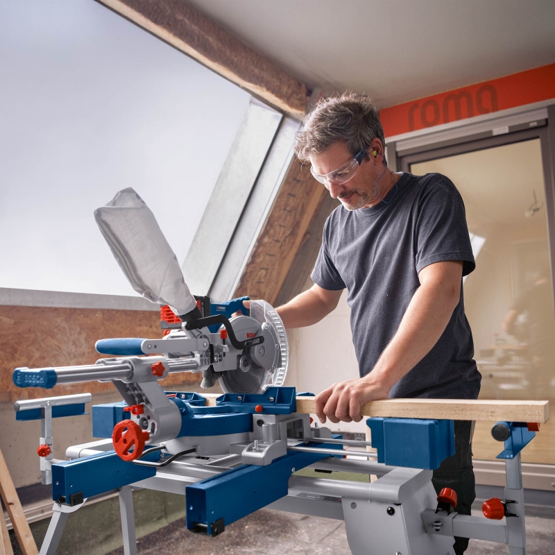 BOSCH BOSCH GCM18V-216D 18v Brushless 216mm Mitre Saw BODY ONLY