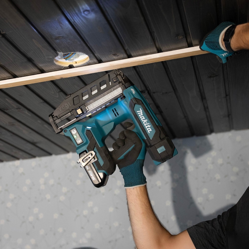 MAKITA MAKITA DBN601RTJ 18v Finishing Nailer with 2x5ah Batteries