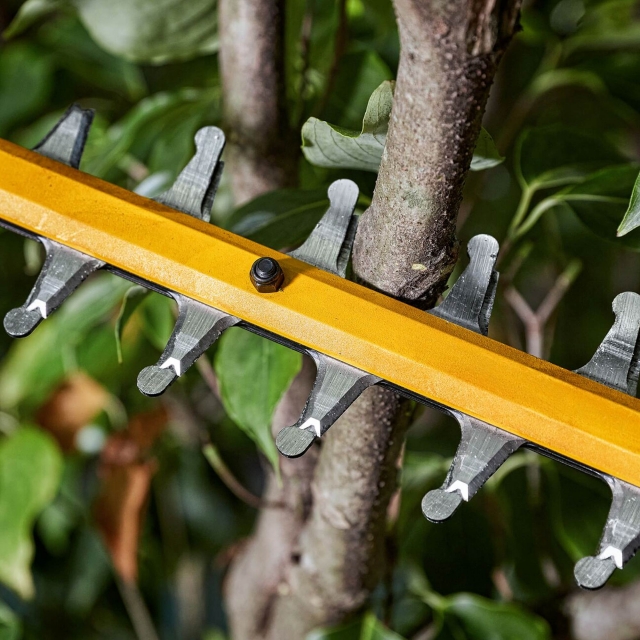 DEWALT DEWALT DCMHT573X1 54V FlexVolt Hedge Trimmer with 1x 9Ah Battery