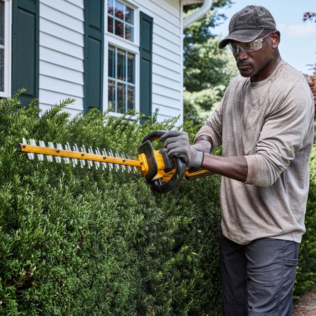 DEWALT DEWALT DCMHT573X1 54V FlexVolt Hedge Trimmer with 1x 9Ah Battery