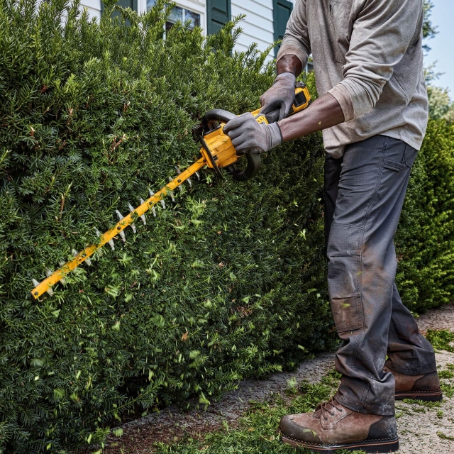 DEWALT DEWALT DCMHT573X1 54V FlexVolt Hedge Trimmer with 1x 9Ah Battery