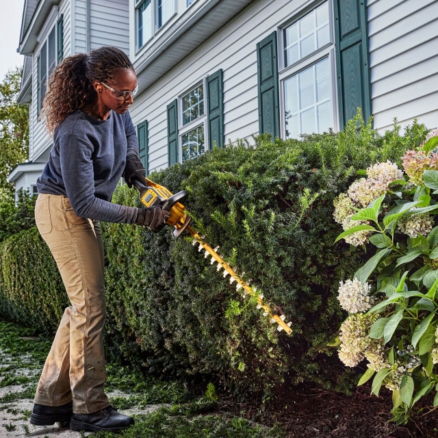 DEWALT DEWALT DCMHT573X1 54V FlexVolt Hedge Trimmer with 1x 9Ah Battery