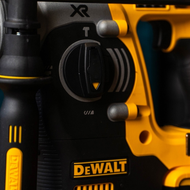 DEWALT DEWALT DCH273P2 18v Brushless SDS Plus Hammer Drill with 2x5ah Batteries