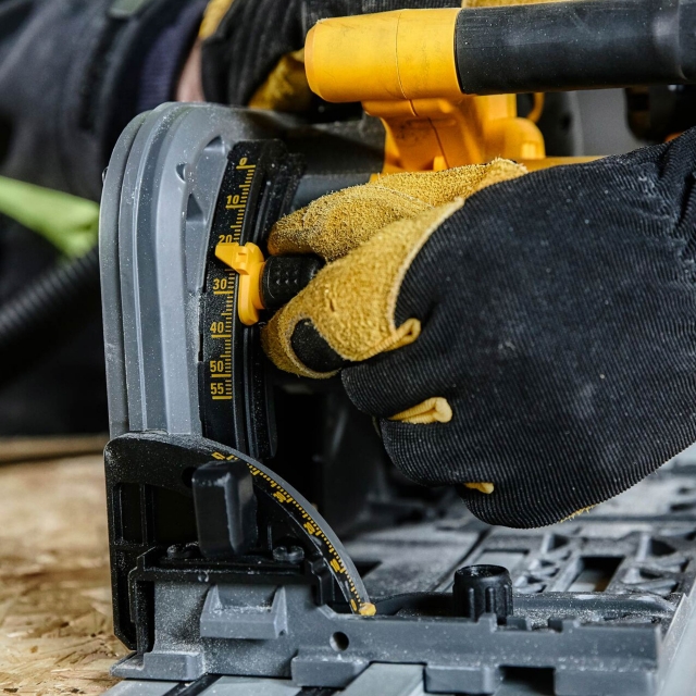 DEWALT DEWALT DCS520T2 54v XR Flexvolt Plunge Saw with 2x6ah Batteries