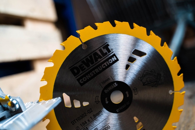 DEWALT DEWALT DCS570N 18v Brushless 184mm Circular Saw BODY ONLY