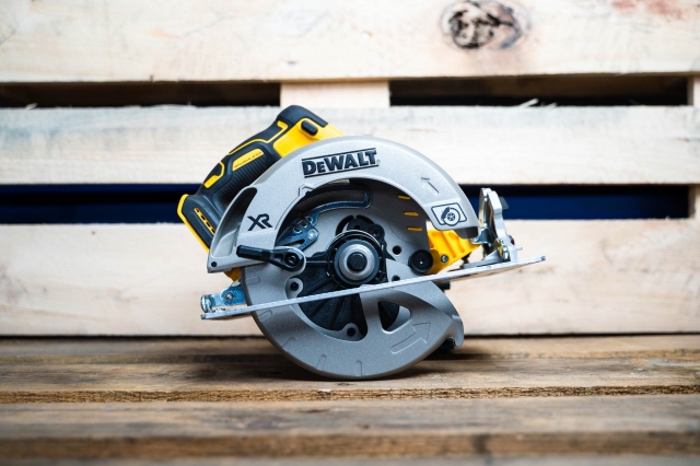 DEWALT DEWALT DCS570N 18v Brushless 184mm Circular Saw BODY ONLY