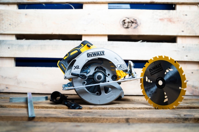 DEWALT DEWALT DCS570N 18v Brushless 184mm Circular Saw BODY ONLY