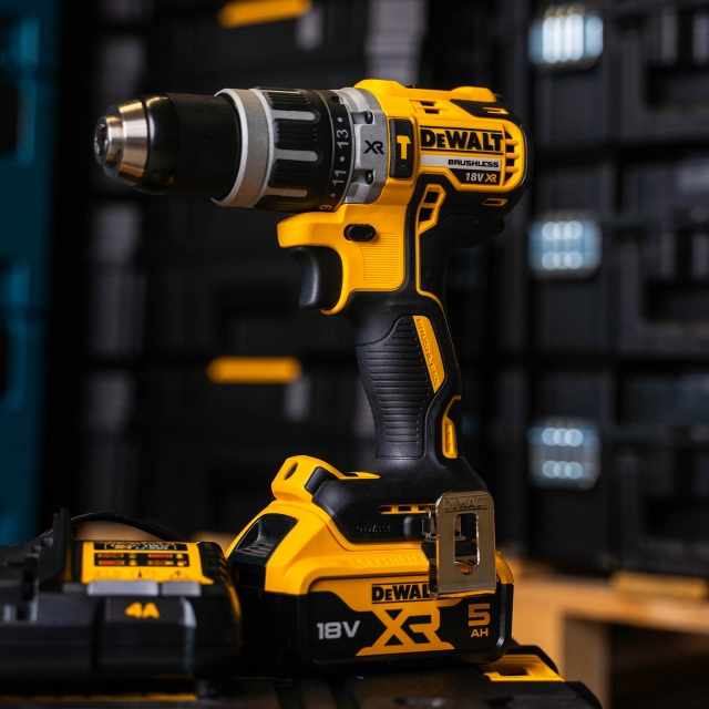 DEWALT DEWALT DCK266P2T 18v Brushless Combi Drill/ Impact Driver Twin Pack with 2x5ah Batteries