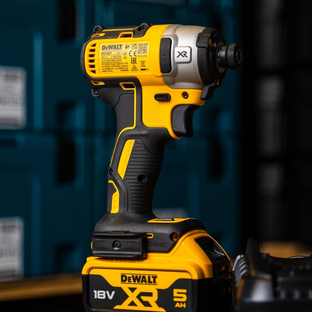 DEWALT DEWALT DCK266P2T 18v Brushless Combi Drill/ Impact Driver Twin Pack with 2x5ah Batteries