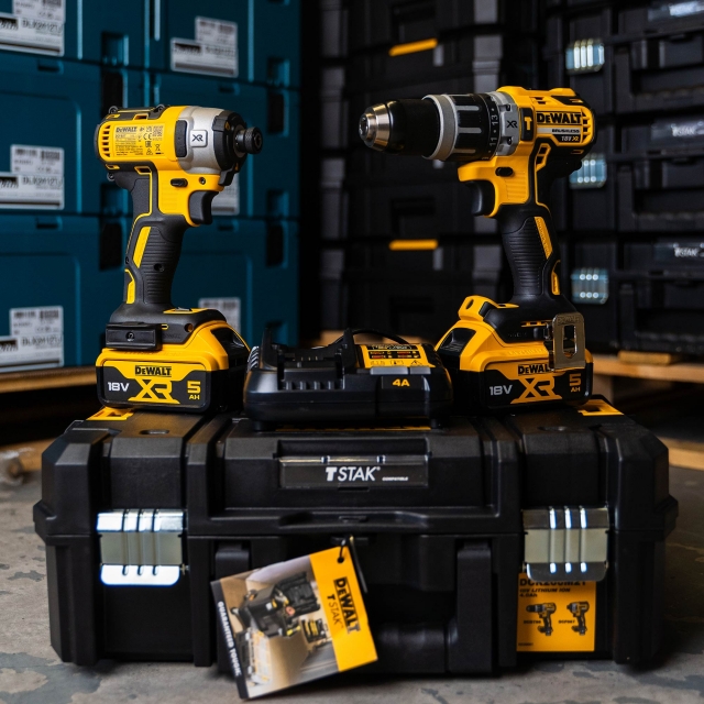DEWALT DEWALT DCK266P2T 18v Brushless Combi Drill/ Impact Driver Twin Pack with 2x5ah Batteries