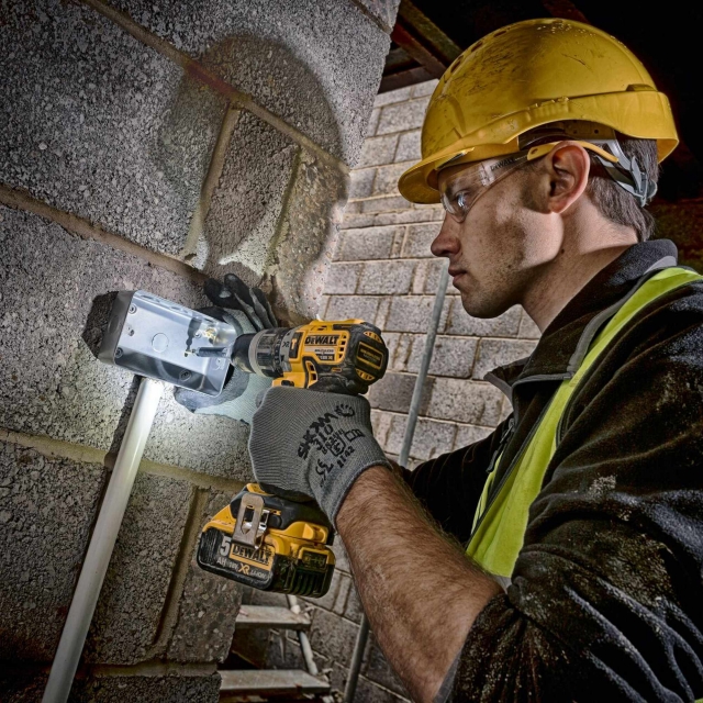 DEWALT DEWALT DCK266P2T 18v Brushless Combi Drill/ Impact Driver Twin Pack with 2x5ah Batteries