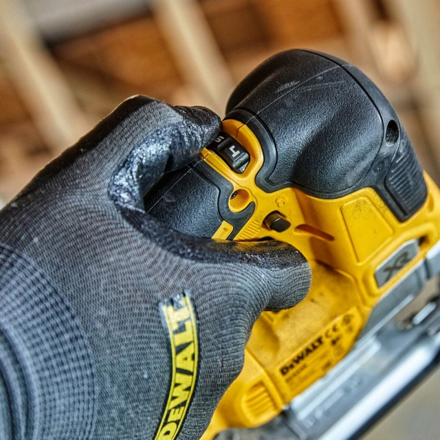 DEWALT DEWALT DCS334P2 18v Brushless Jigsaw with 2x 5ah Batteries