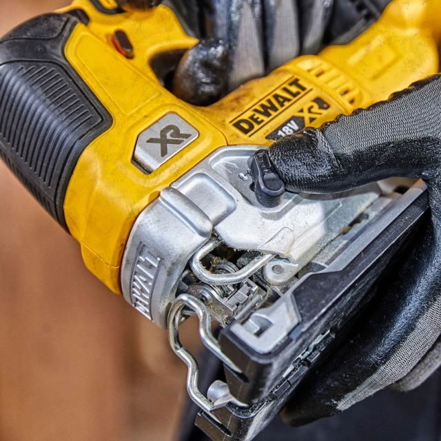 DEWALT DEWALT DCS334P2 18v Brushless Jigsaw with 2x 5ah Batteries