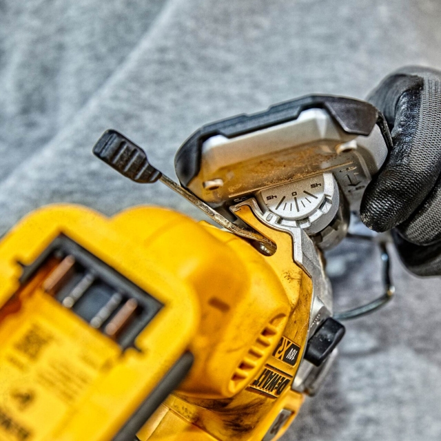 DEWALT DEWALT DCS334P2 18v Brushless Jigsaw with 2x 5ah Batteries