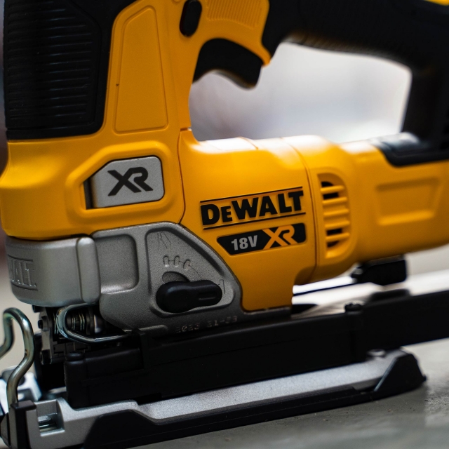 DEWALT DEWALT DCS334N 18v Brushless Jigsaw BODY ONLY