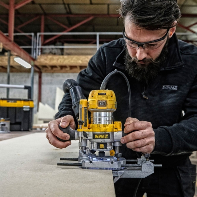 DEWALT DEWALT D26204K 240v 8mm Combination Plunge and Fixed Base Router