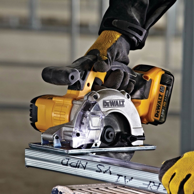 DEWALT DEWALT DCS373N 18v Metal Cutting Saw BODY ONLY